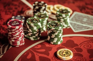 Layar verifikasi identitas messipoker menampilkan formulir unggah dokumen KTP dan opsi metode pembayaran DANA, OVO, GoPay